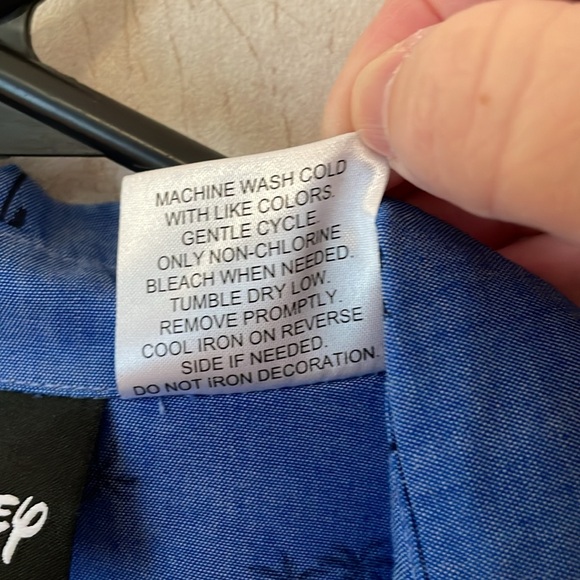 ** Men’s size large Disney short sleeve button up dress shirt Mickey Mouse ** - Picture 3 of 7